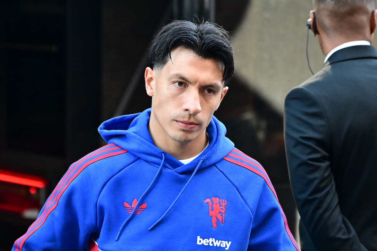 Manchester United defender Lisandro Martinez (6) arrives at Craven Cottage during the Premier League match between Fulham and Manchester United at Craven Cottage, London, UK on 20 September 2026.